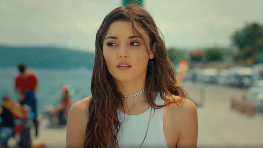    Кадр из сериала «Постучись в мою дверь», режиссер Алтан Дёнмез, Эндер Михлар, Юсуф Пирхасан, 2020–2021 г.