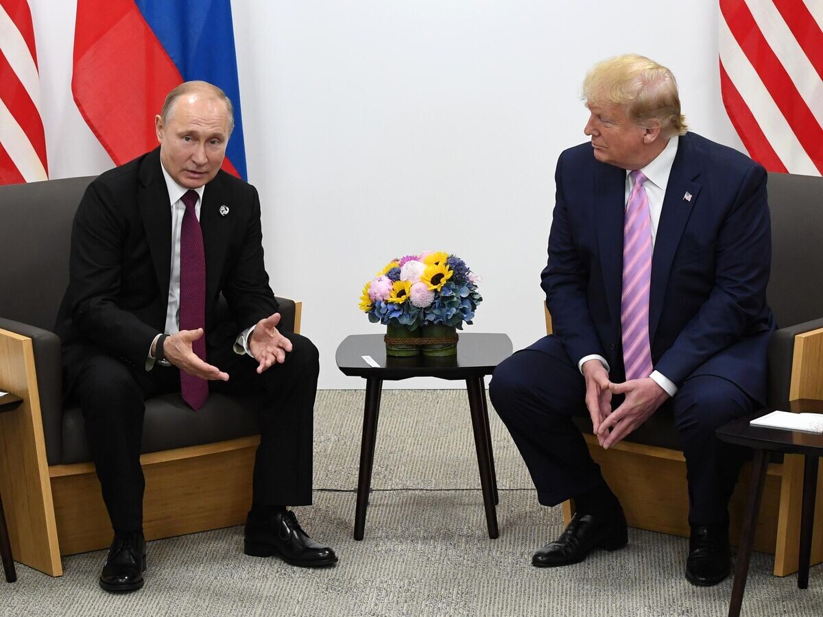    Президент РФ Владимир Путин и президент США Дональд Трамп (справа) во время встречи на полях саммита "Группы двадцати" в Осаке© РИА Новости / Илья Питалев