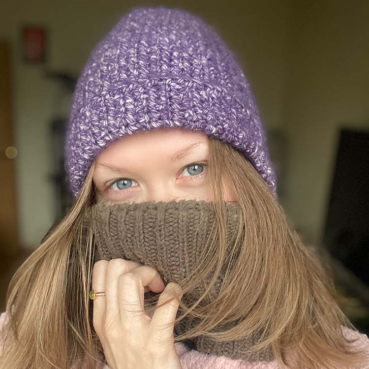 Правильный цвет тот, что на первом фото - фиолетовый. На втором из-за дневного света больше отдаёт синим.