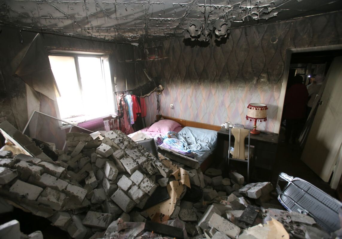    Кирпичи упали рядом с кроватью Ольги Николаевны. Фото: Филонов Игорь