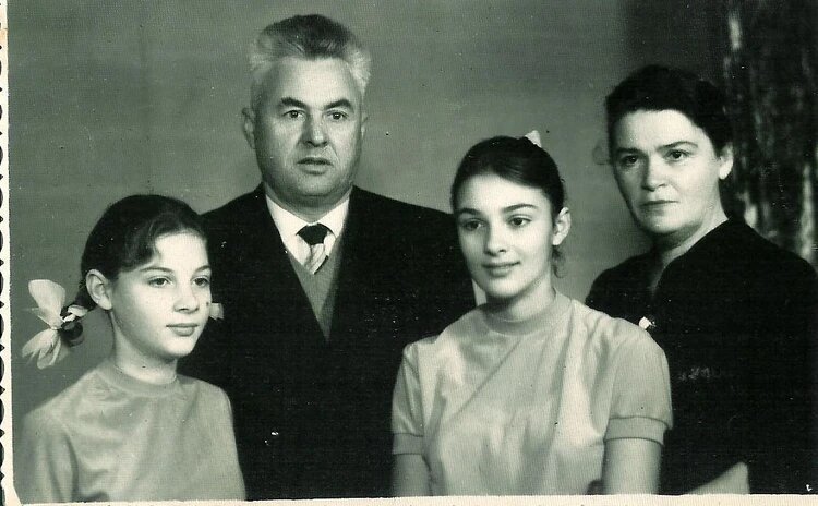 Светлана Тома с родителями и с сестрой. 