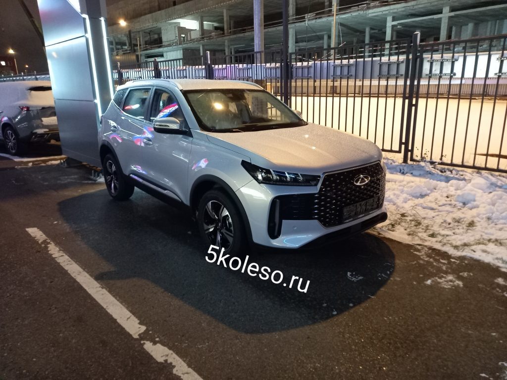 Новый Chery Tiggo 4 на парковке у одного из столичных дилеров. Пока такая машина представлена в единственном экземпляре.
