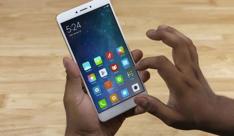    Из-за разного соотношения сторон экран старого фаблета Xiaomi Mi Max больше дисплеев современных моделей с аналогичной диагональю. Фото: C4ETech English
