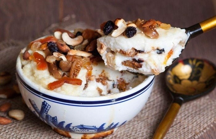  Гурьевская каша - манка с ягодами, медом и орехами. / Фото: culture.ru
