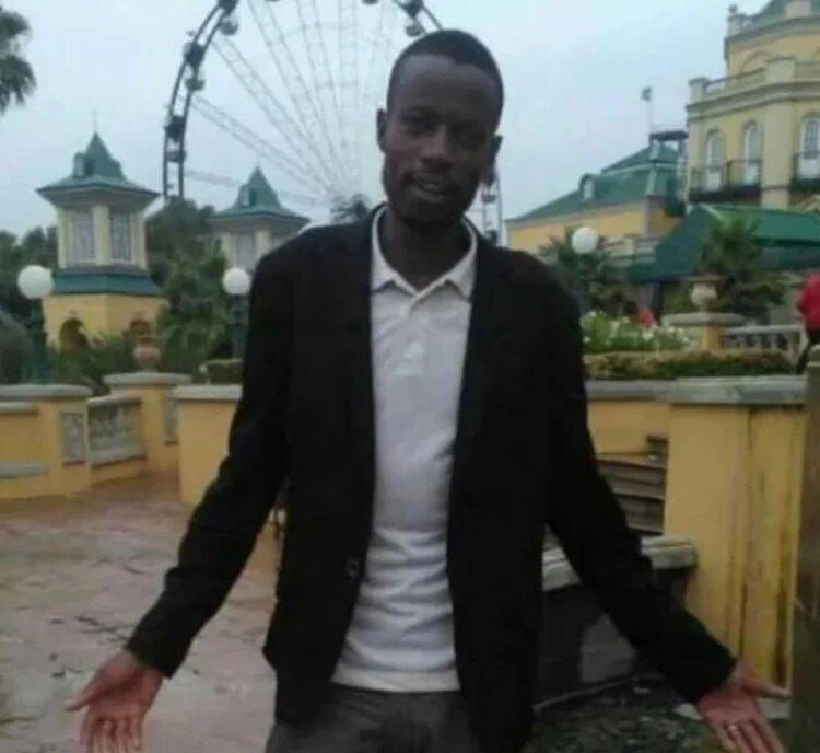 Когда власти начали расследовать преступление, выяснилось, что сразу же после убийства с фермы сбежал 24-летний садовник Эндрю Ндлову. Фото: соцсети