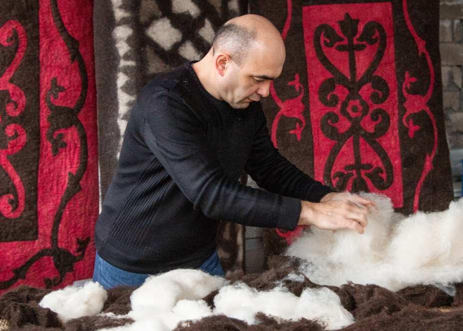 Амин Узденов за изготовлением очередного войлочного ковра. Фото Натальи НЕСТЕРЕНКО.