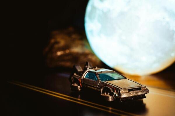 Делориан - машина времени из фильма "Назад в будущее"