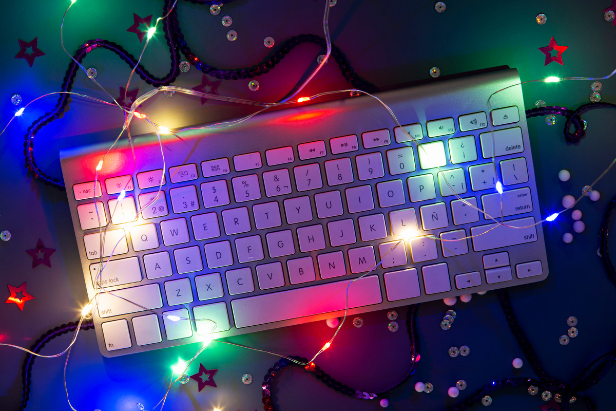 <a href="https://ru.freepik.com/free-photo/party-space-ready-online-celebration_24483261.htm#fromView=search&page=1&position=12&uuid=16fc481f-834a-41c2-a804-bd9a8132e43f">Изображение от freepik</a>