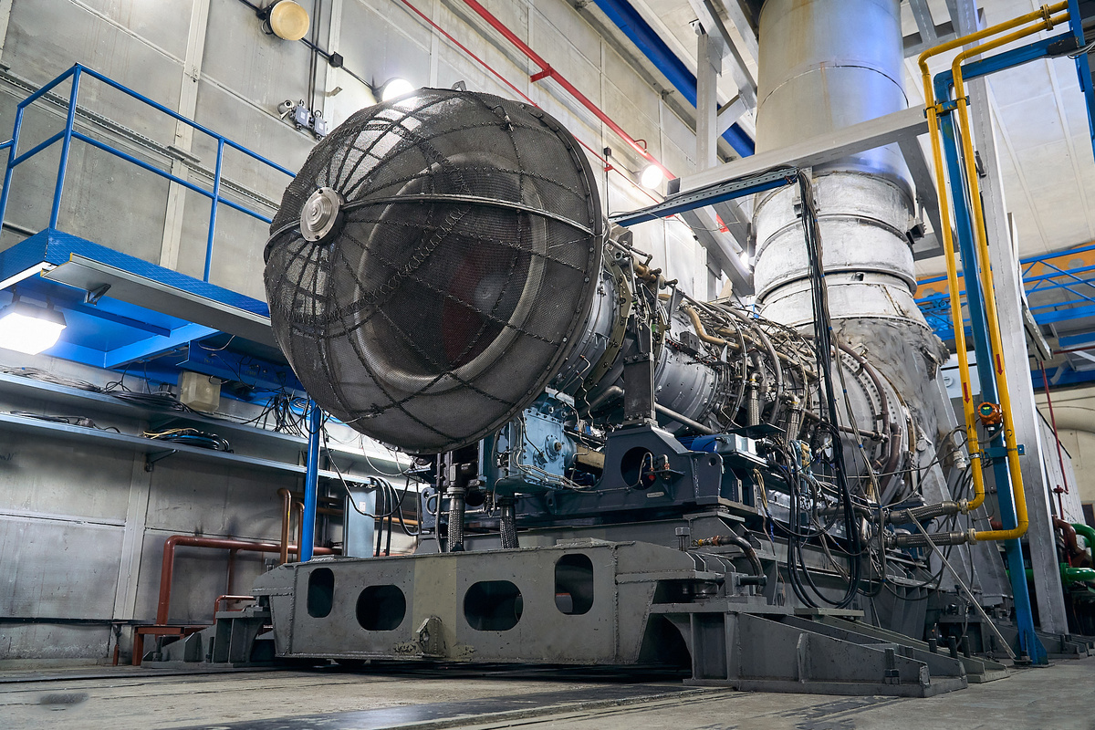 Рис. 2. Газотурбинный двигатель на испытательном стенде, ПАО «Тюменские моторостроители»