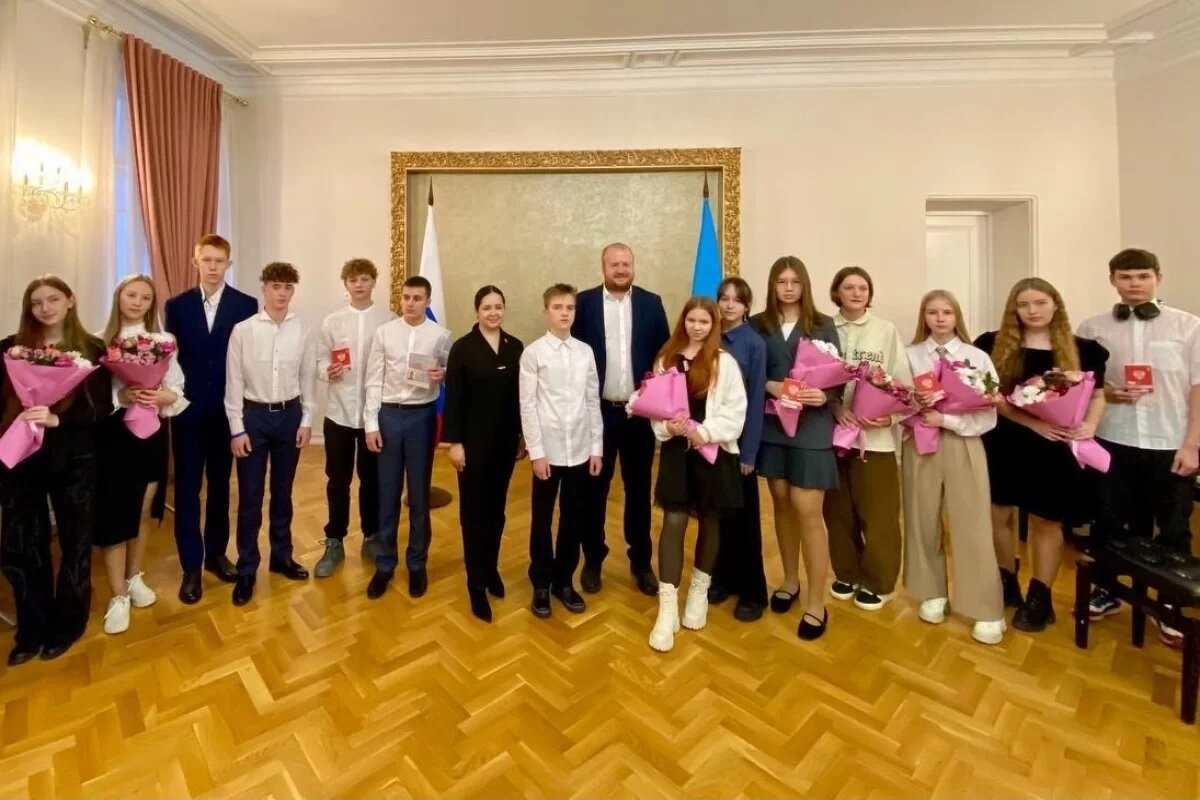    Борис Елкин вручил юным псковичам их первые паспорта