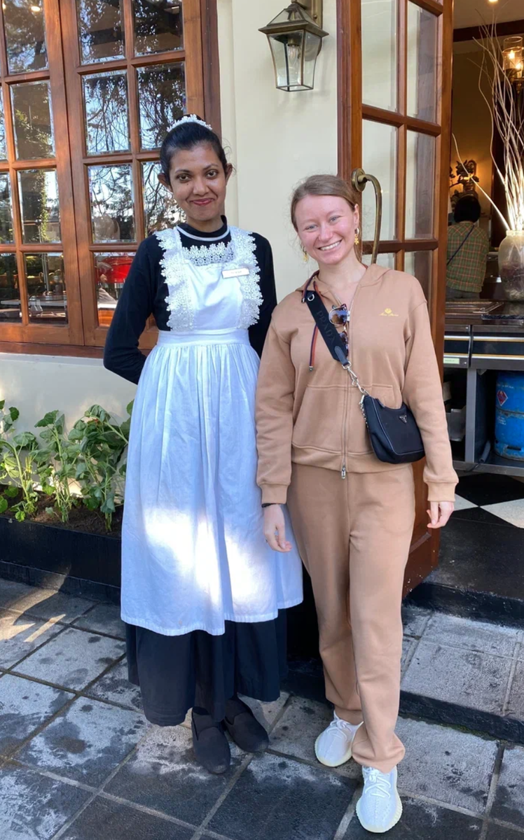 с девочкой-официантом в Гранд Отеле Нувара-Элия