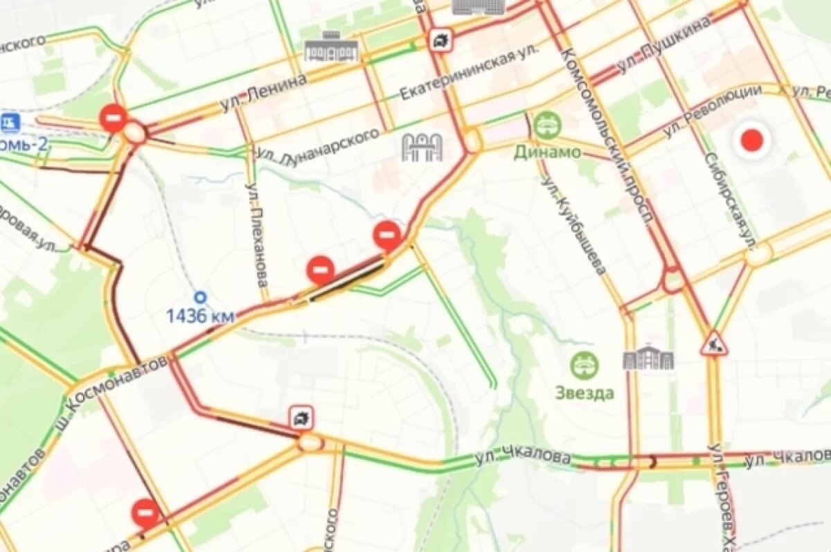    В центральной части города транспорт движения очень медленно.