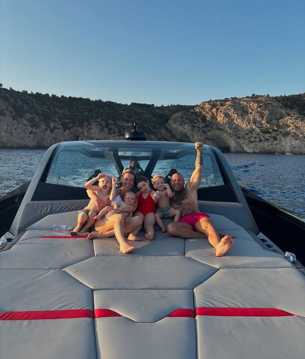 Конор Макгрегор с женой и детьми Источник: соцсети