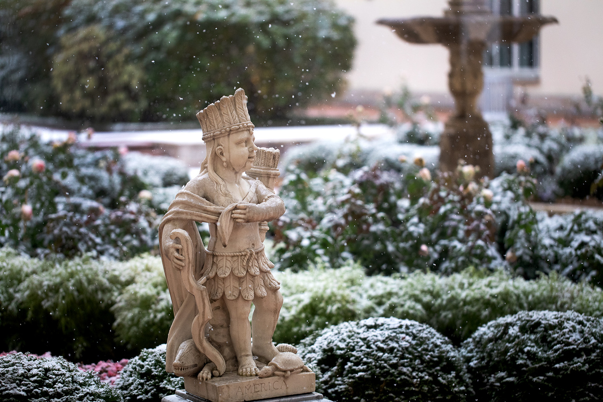 Скульптура Америка в Висячем саду. Вид из окон Павильонного зала Эрмитажа