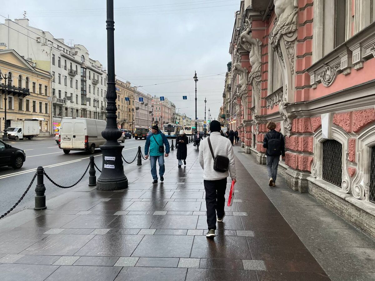 Первый подошел ко мне здесь