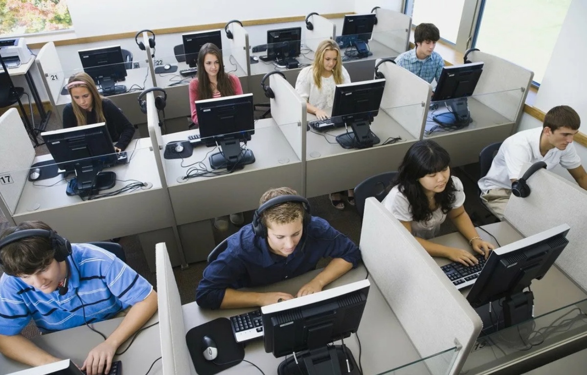 Идёт работа в обычном колл-центре. Фото из свободных источников