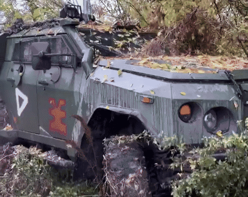    Вражеская военная техника не может справиться с курским бездорожьем //GIF поста с ТГ-канала "Военная хроника".