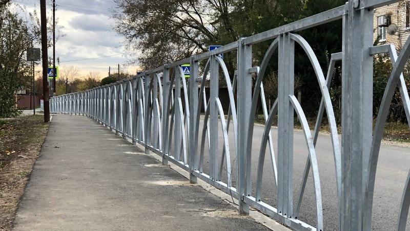    Специалисты установили ограждения Фото: администрация Красногвардейского округа