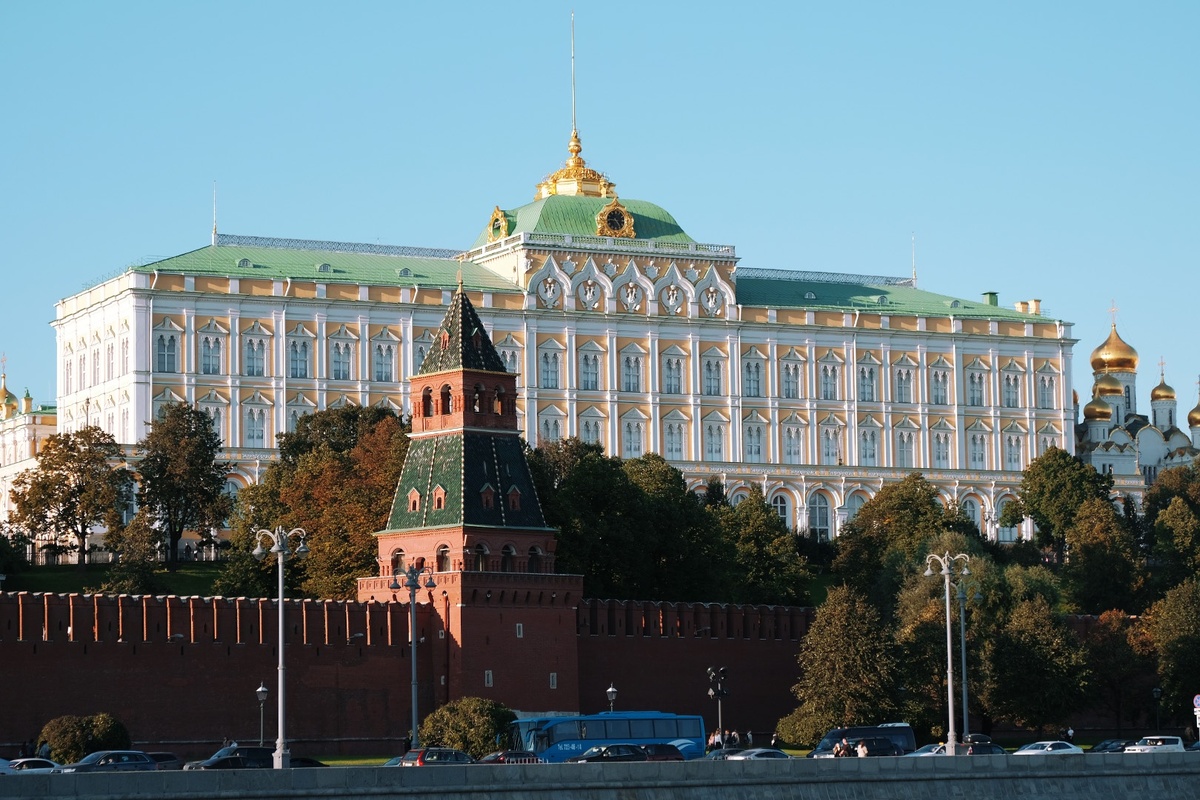    Большой Кремлевский дворец и Благовещенская башня Московского Кремля. Дворец построен в 1838-1849 годы по проекту Константина Тона. Фото 2017 года. /Наталья Селиверстова / РИА Новости