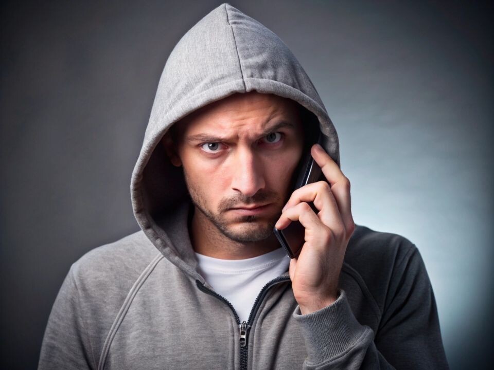    Мошенник. Телефон. Источник: нейросеть Recraft