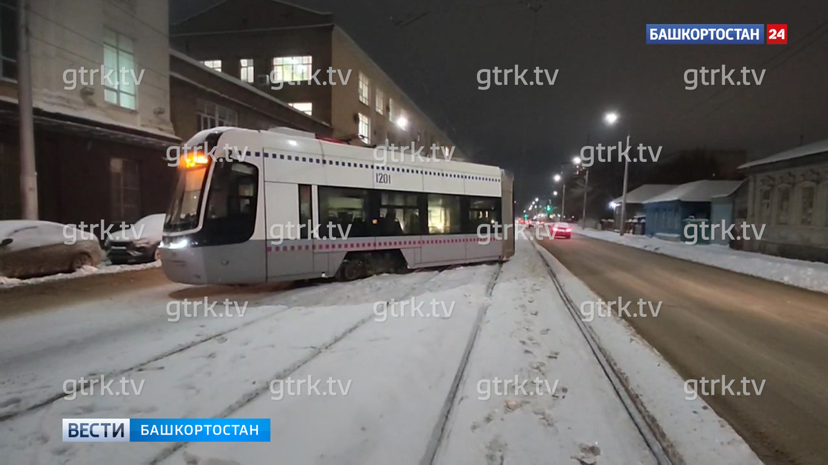    В центре Уфы новый трамвай сошел с рельсов