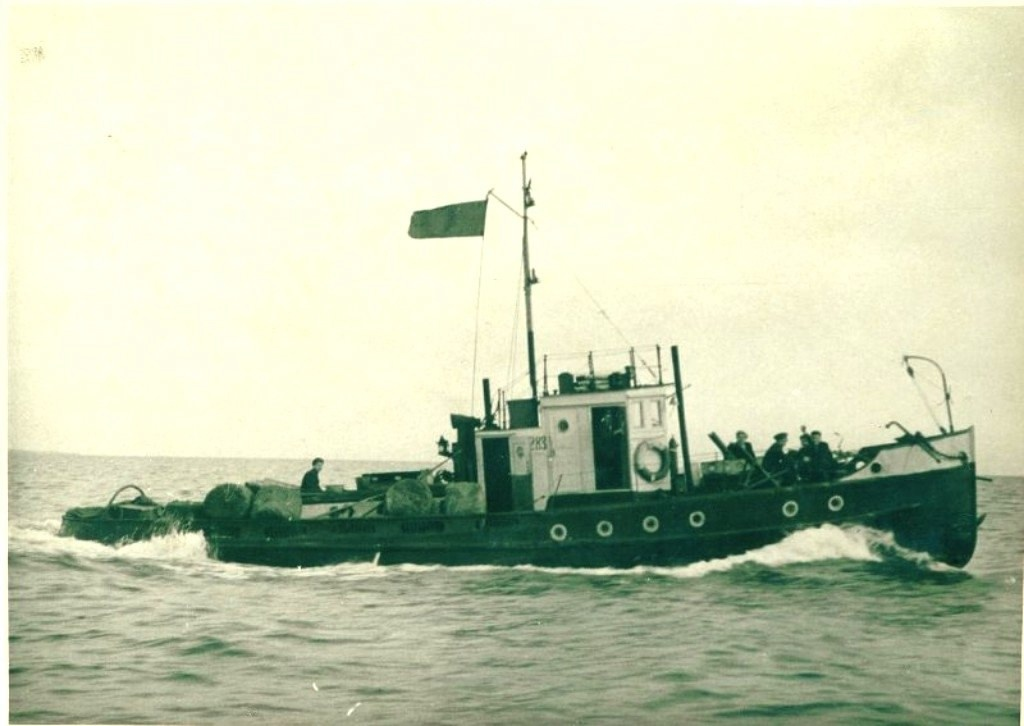 Катер-буксир ЖС (тот же "Жучок", но со сварным корпусом)