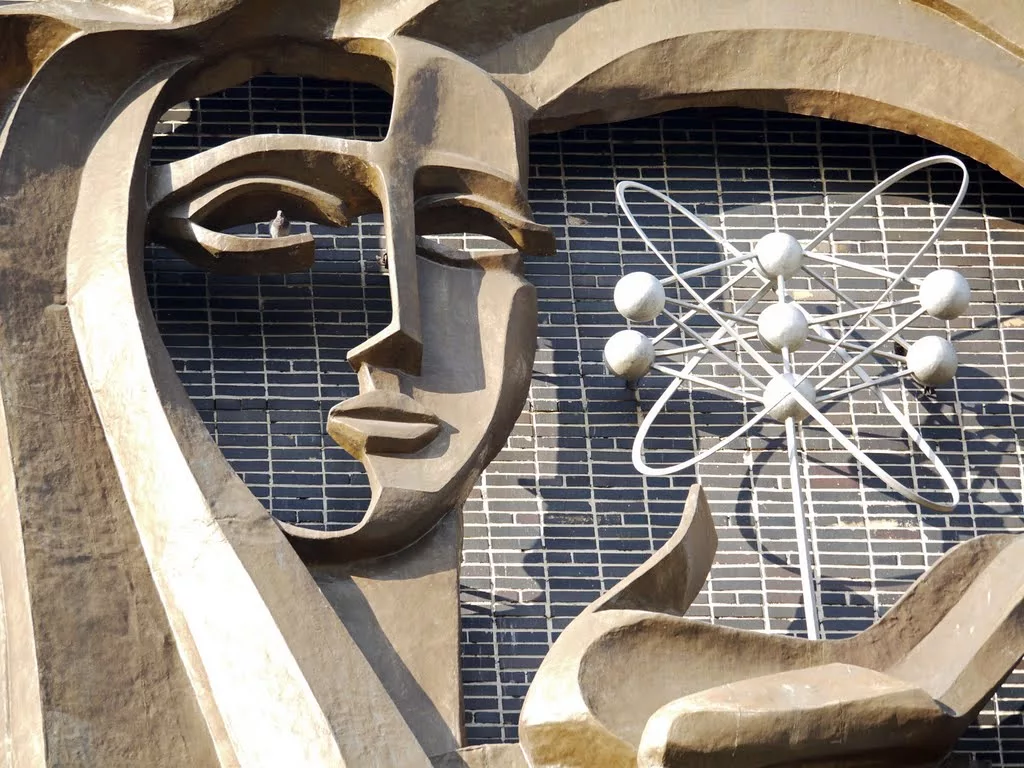 Голубь мира и Мирный атом (dove in the eye) в городе Зеленоград 