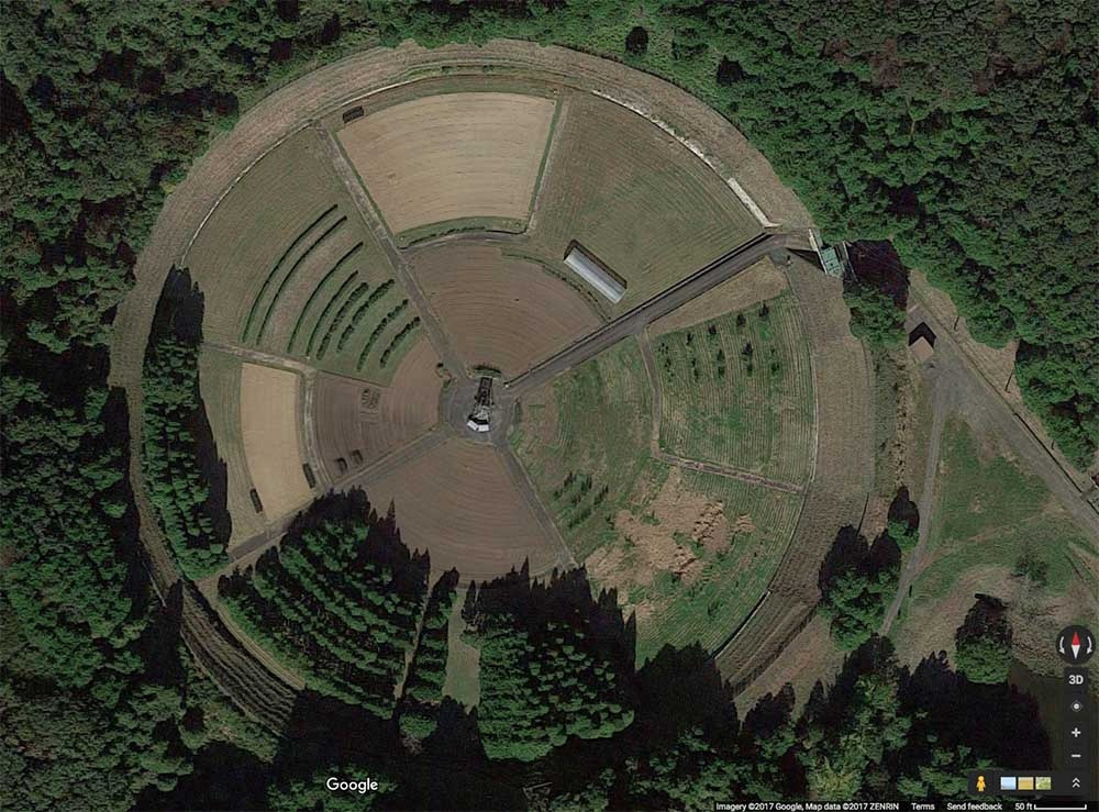 То-же место, вид снизу. Пока источник радиации прячется в шахте, по саду можно гулять без страха 