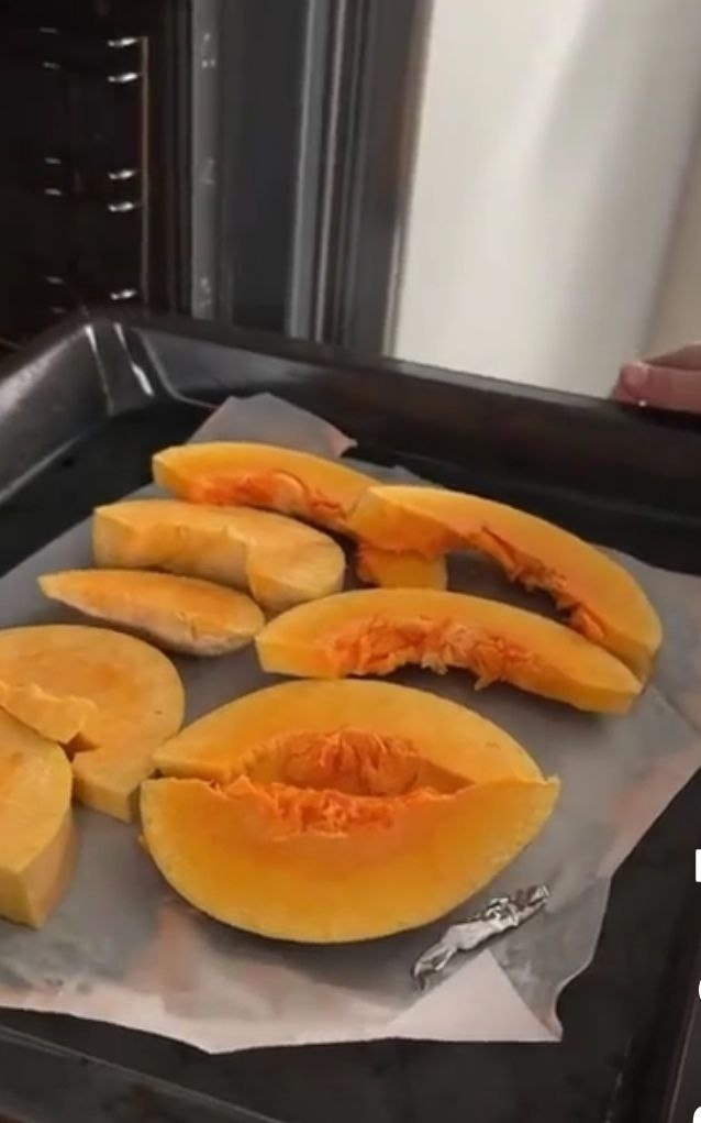 Нам нужно сделать 250 грамм пюре из тыквы. Поэтому мы её закинули в духовку, в форме долек, но можно также и отварить