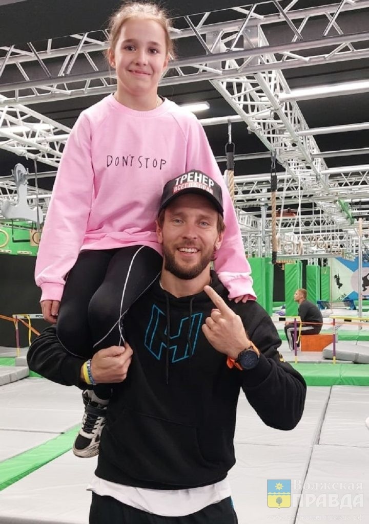 Павла Заруцкая с официальным тренером экстрим-шоу "Суперниндзя. Дети" Дмитрием Каравановым📷    12-летняя волжанка Павла Заруцкая приняла участие в кастинге к детскому экстрим-шоу «Суперниндзя. Дети»
