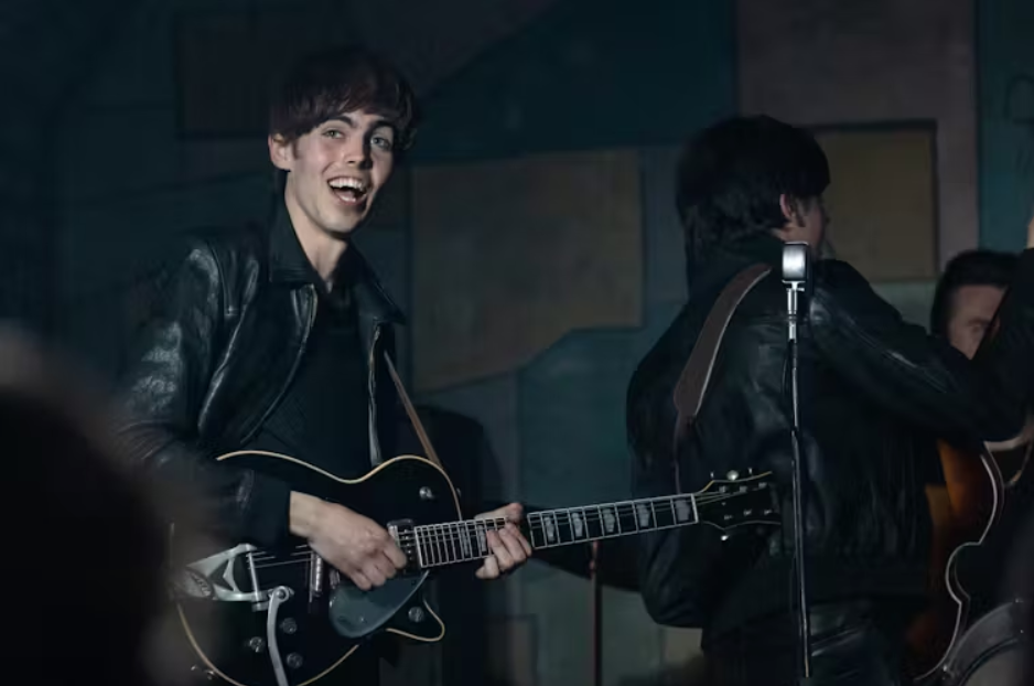 Лео Харви Элледж в роли Джорджа Харрисона в фильме «Человек Мидас»