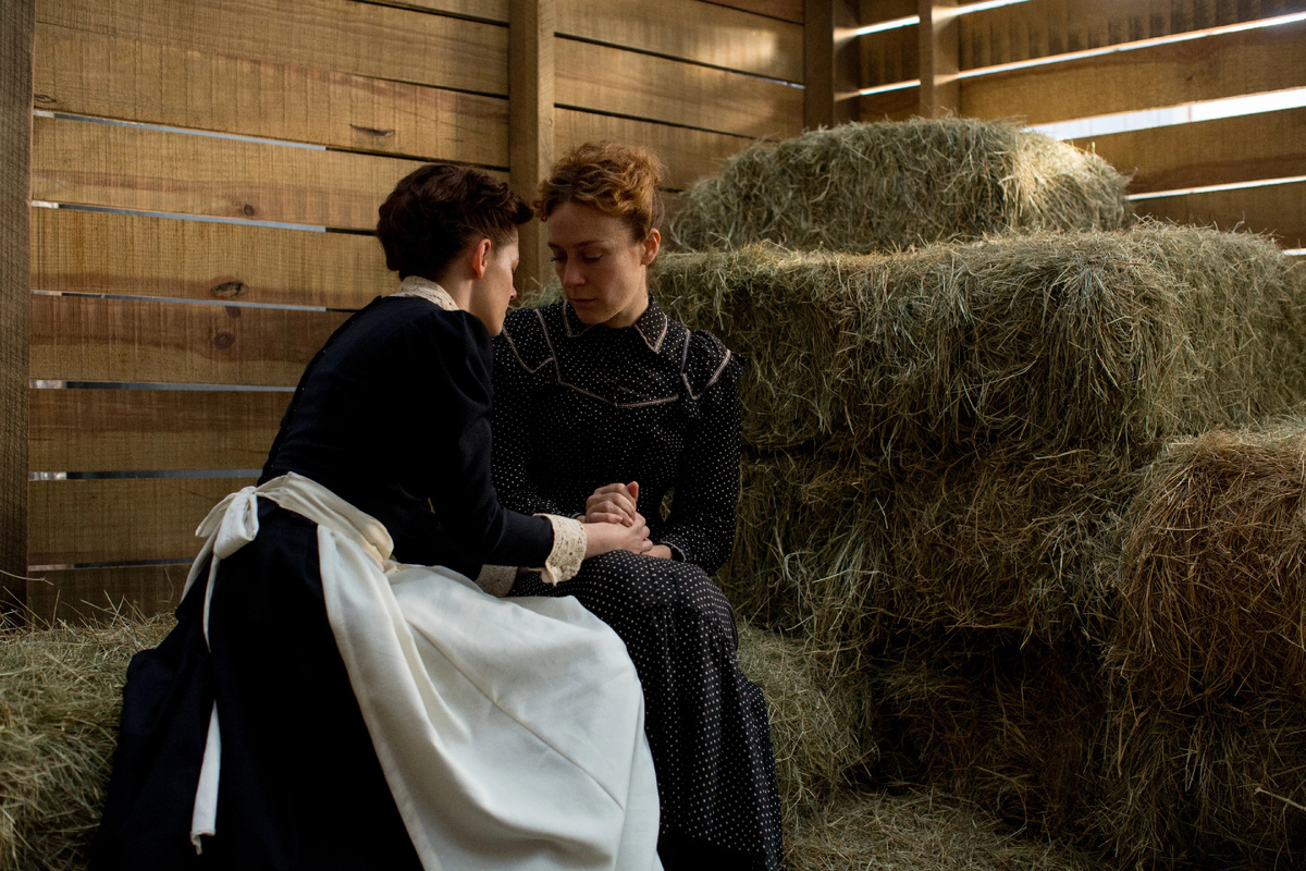 Хлоя Севиньи в роли Лиззи и Кристен Стюарт, исполнившая роль Бриджит. Кадр из фильма «Месть Лиззи Борден»