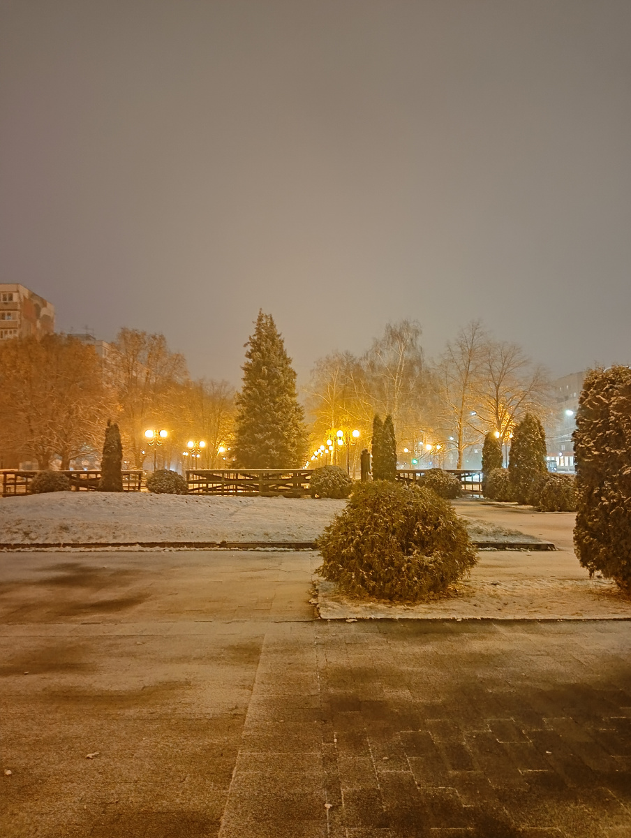 Площадь в сквере у дома