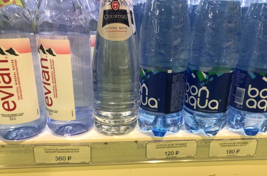    ФАС проводит проверку во Внуково из-за цен на питьевую воду