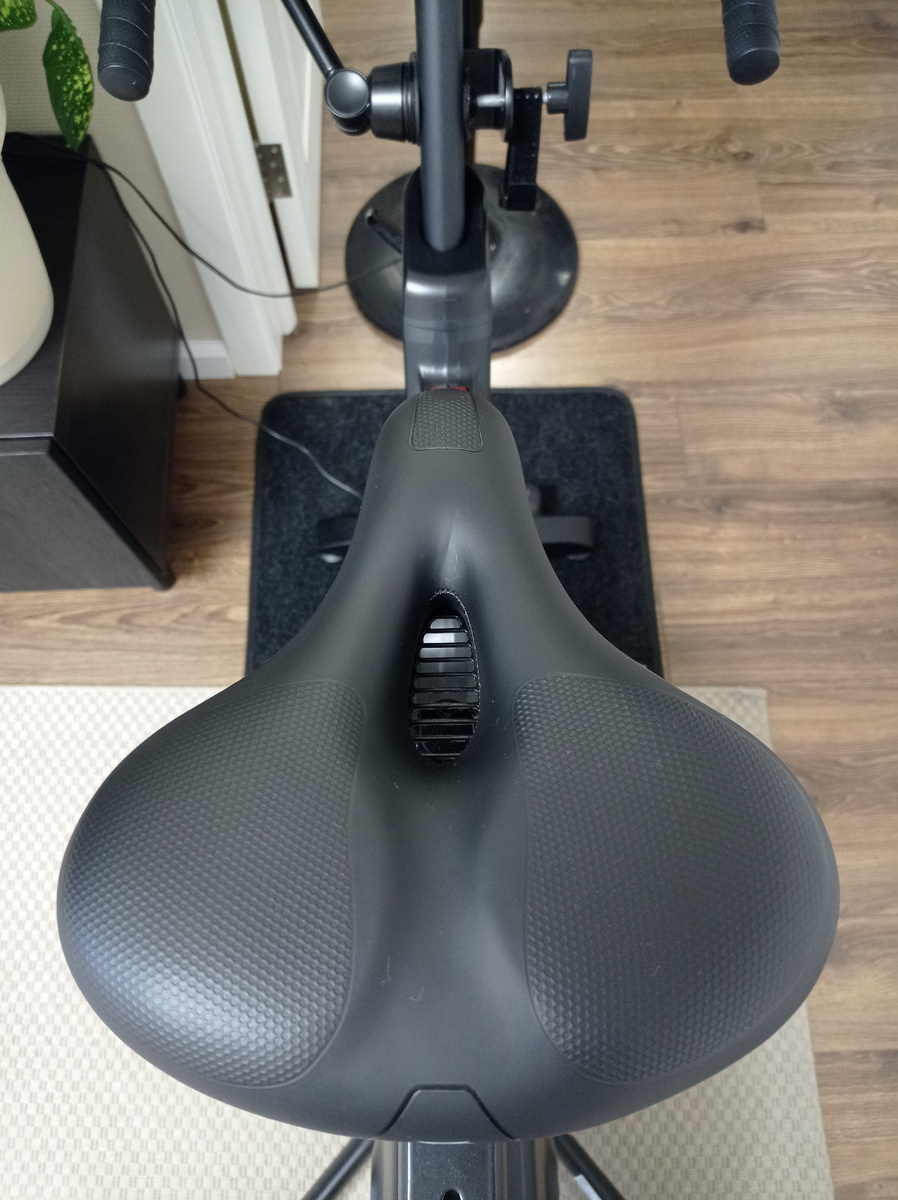 Широкая мягкая сидушка на пружинах. Большая прорезь в центральной части позволяет не отсиживать нерв и избегать онемение тазового отдела. 