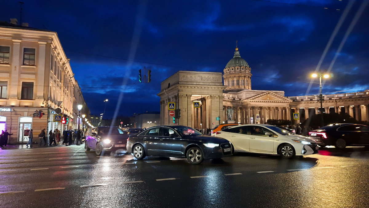 Невский проспект в Санкт-Петербурге вечером 2 ноября, вид на Казанский собор
