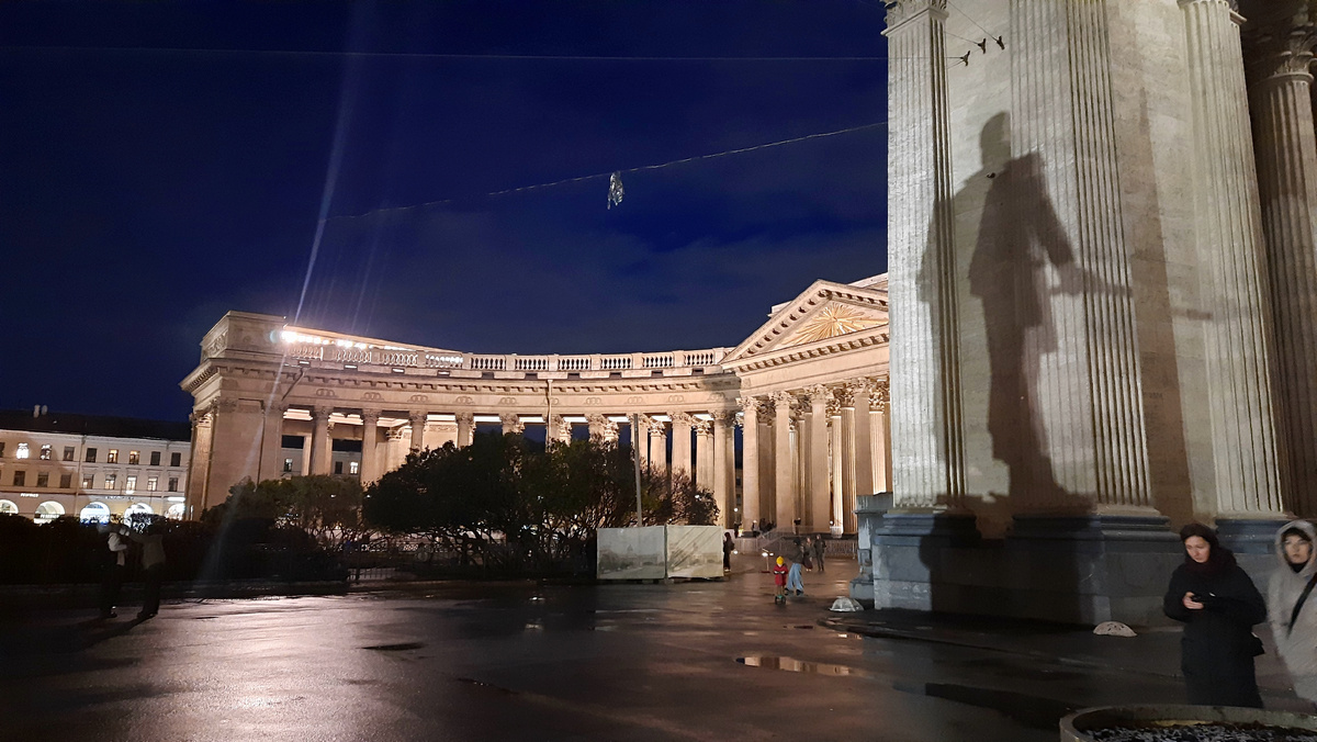 Невский проспект в Санкт-Петербурге вечером 2 ноября, вид на Казанский собор