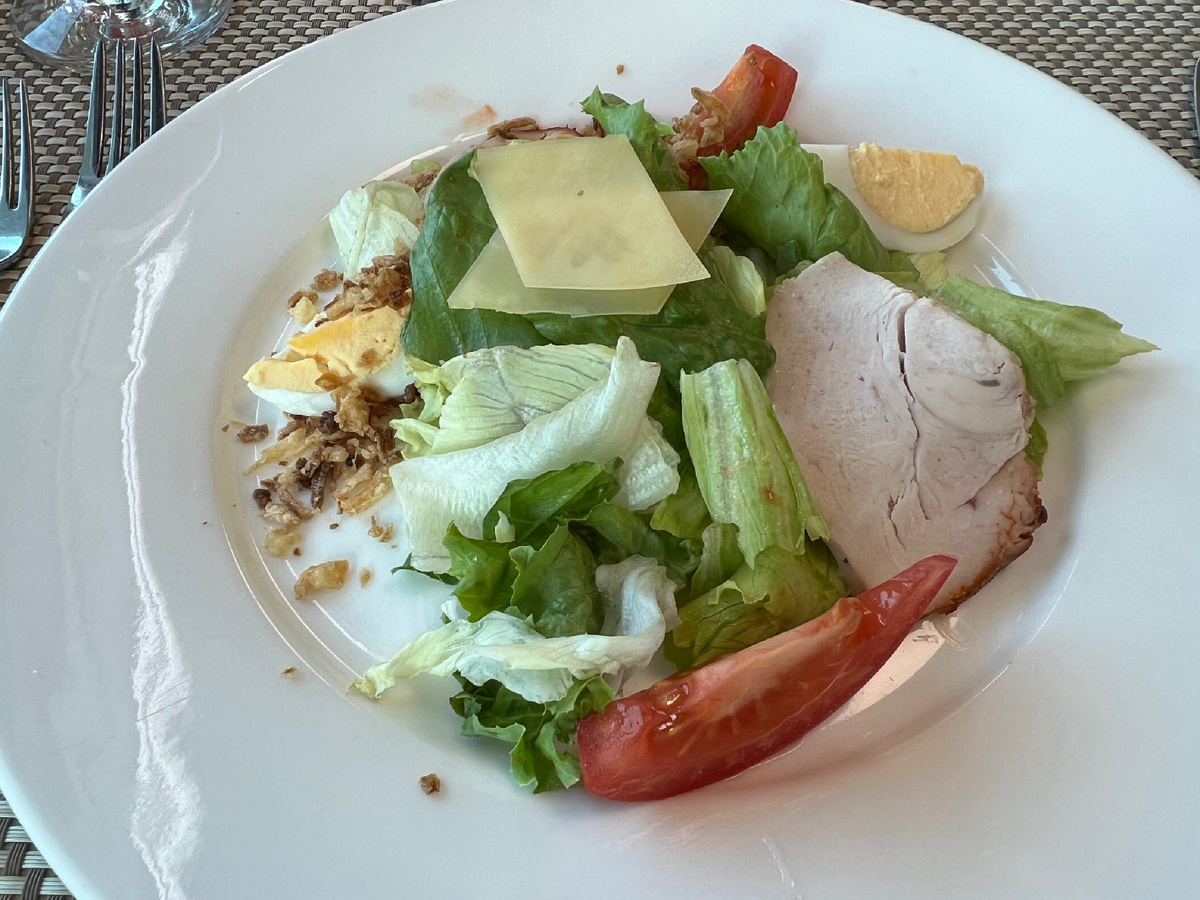 Салат с куриной грудкой и соусом «Рататуй»