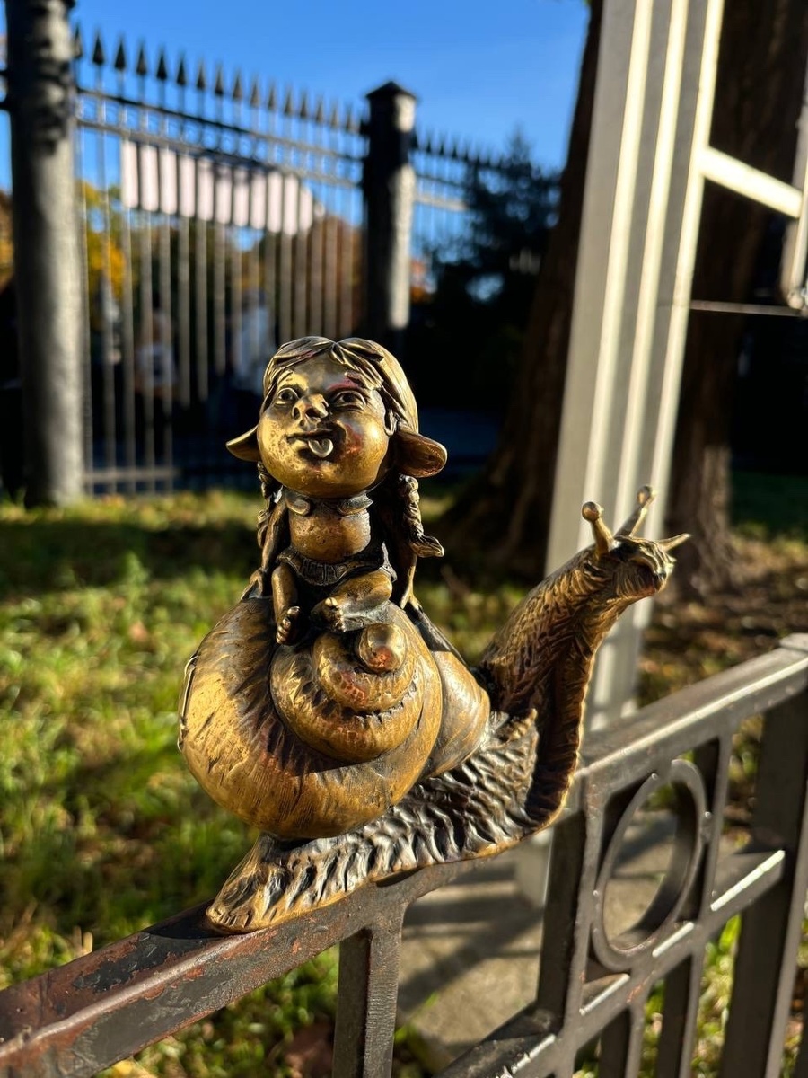 Малышка Уля, хомлин, сидит на улитке возле городского зоопарка, расположенного по адресу проспект Мира, 26.