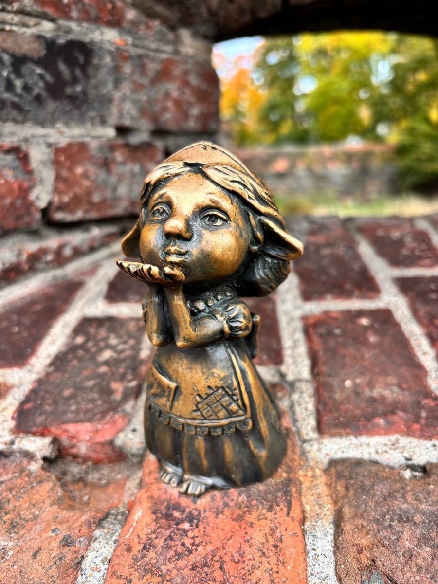 Варя, добрая мама-хомлин, стоит возле башни Врангеля в Калининграде по адресу: улица Профессора Баранова, 2а.