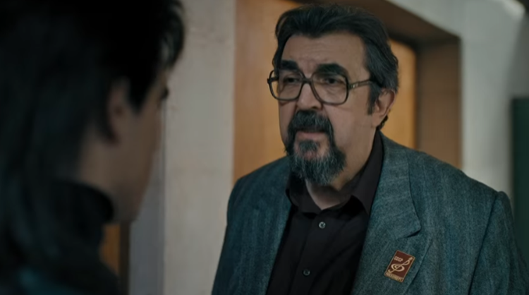 Игорь Золотовицкий в роли директора Москонцерта Ольшевского. 