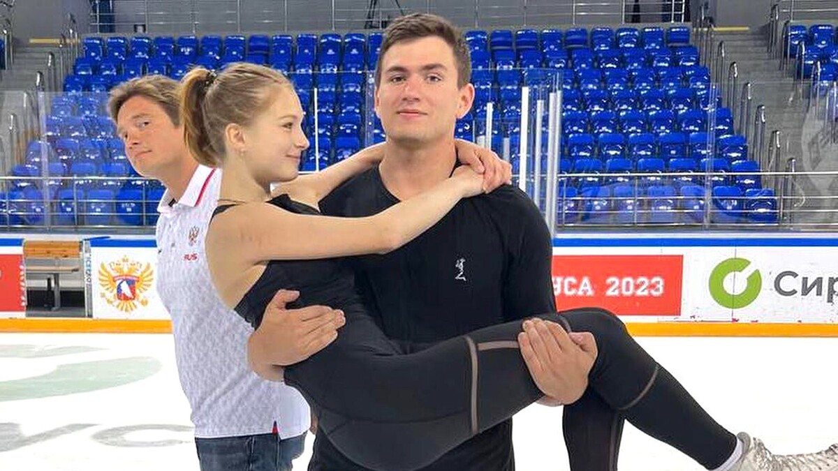 Денис, Таисия и тренер пары Сергей Росляков 