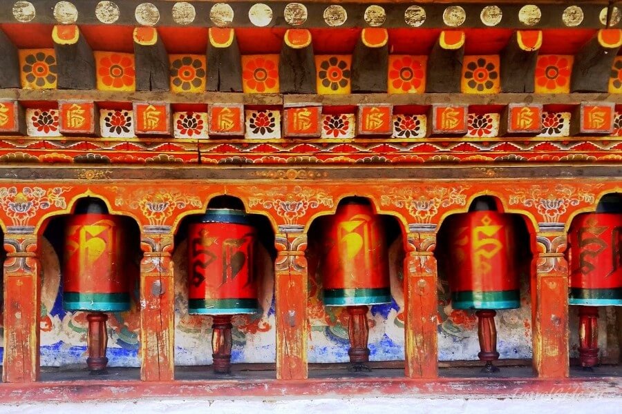 Молитвенные барабаны-хурдэ Фото: https://travelgide.ru/wp-content/uploads/2020/07/kingdom-of-bhutan-046.jpg