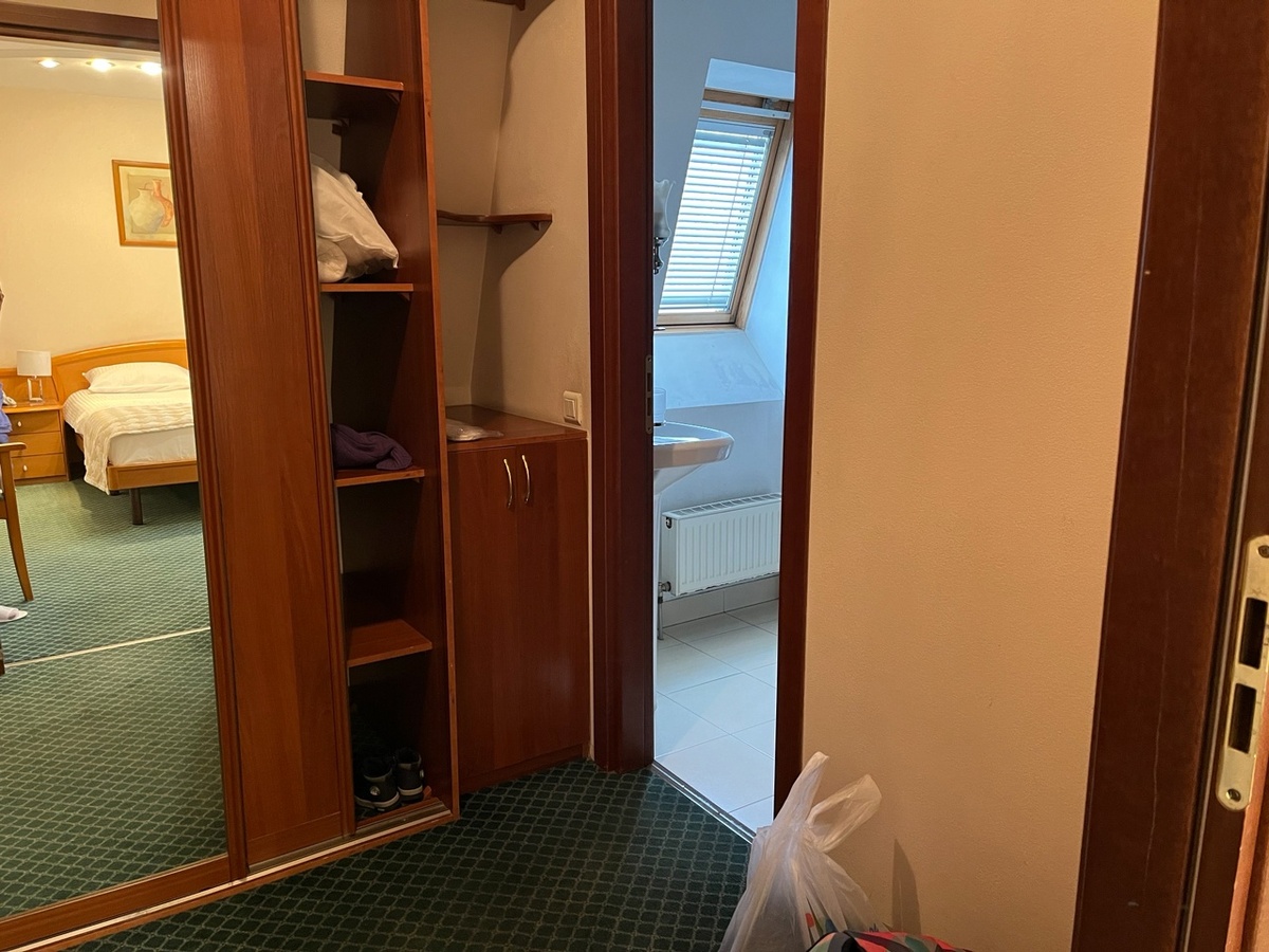 В номере стандарт гостиницы Марк, Серпухов. Фото моё.