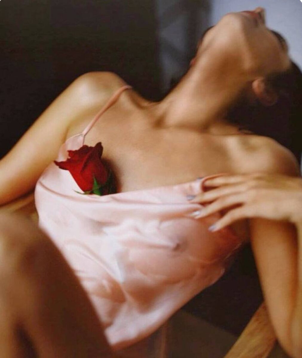 1) Он избегает говорить о будущем. Каждая попытка завести разговор о планах на выходные или на отпуск приводит к неясным ответам и уходу от темы.

2) У него редко есть время для тебя. То работа, то срочные дела, то давно запланированные встречи — и тебе остается только довольствоваться редкими минутами, когда он свободен.

3) Твои мысли и желания остаются без внимания. Кажется, он уже заранее настроен пропускать мимо ушей всё, что связано с твоими увлечениями или новыми интересами.

4) Каждый раз, когда ты хочешь увидеть его, он находит причину отказать. То он слишком занят, то устал, и каждый раз остается чувство, что ты у него «по остаточному принципу».

5) Ты ощущаешь, что тебя как бы «ставят на паузу». Лишь бы не нарушить его удобный распорядок — и разговоры о том, что тебе нужно, или о ваших отношениях кажутся ему ненужными.

6) С любыми твоими идеями он осторожен или откровенно скептичен. В итоге ты начинаешь скрывать свои мечты и желания, потому что каждый раз натыкаешься на холодный взгляд и отговорки.                                                          Приходи: https://alexaonik.com/telegram и измени свою жизнь прямо сейчас✨