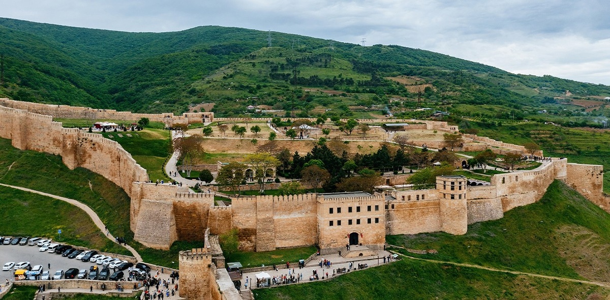 Источник фото: https://experience.tripster.ru/sights/krepost-naryn-kala/