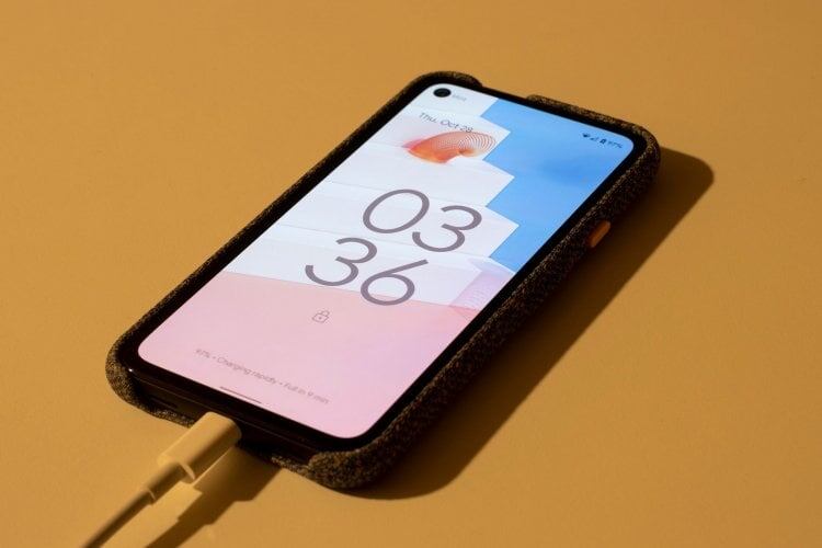    Смартфон показывает неверное время? На это могут быть причины. Фото: MakeUseOf