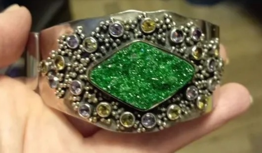 Браслет с вставкой из уваровита, разновидности зеленого граната