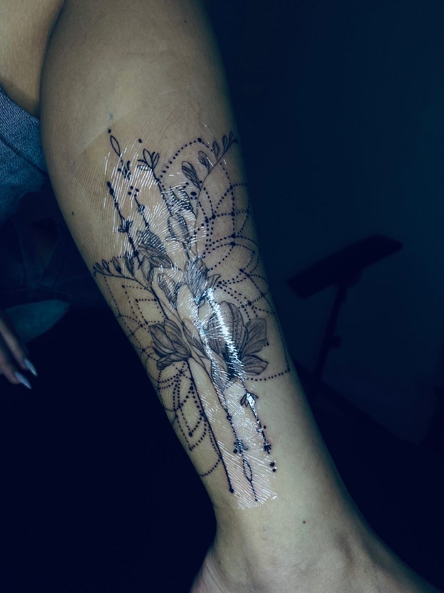 Свежая тату закрывается специальной пленкой 