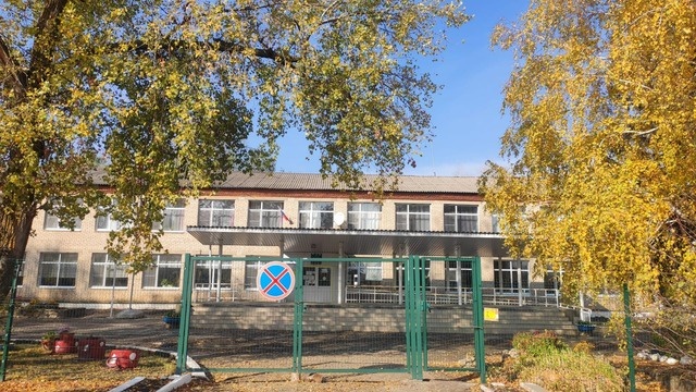    Вполне себе современная сельская школа. С виду - не для тех сцен, что вся страна в ее дворе наблюдала. / Елена Яковлева